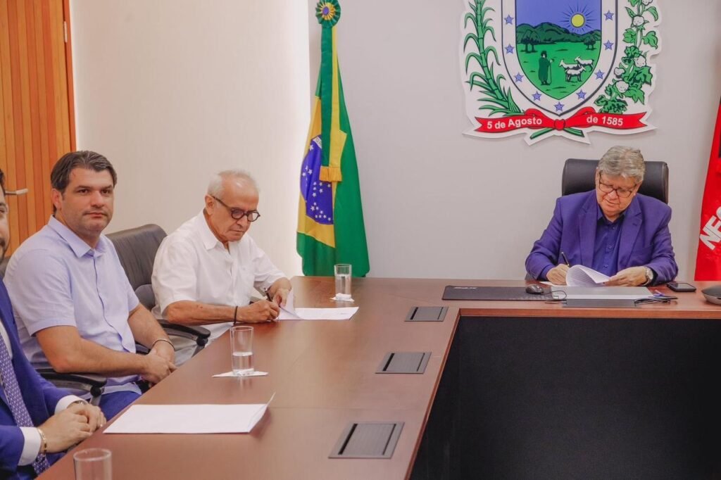 Cícero assina termo de cessão da Estação das Artes para instalação de Centro de Computação Quântica Cícero assina termo de cessão da Estação das Artes para instalação de Centro de Computação Quântica