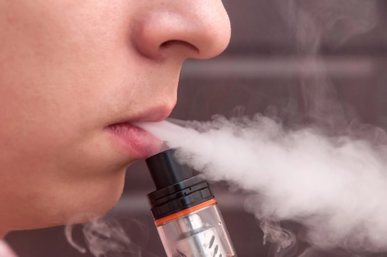 Projeto proíbe venda e publicidade de cigarros eletrônicos no Brasil Projeto proíbe venda e publicidade de cigarros eletrônicos no Brasil